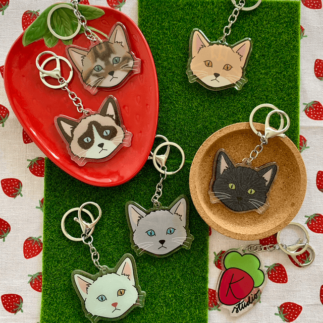 CAT keychain - White